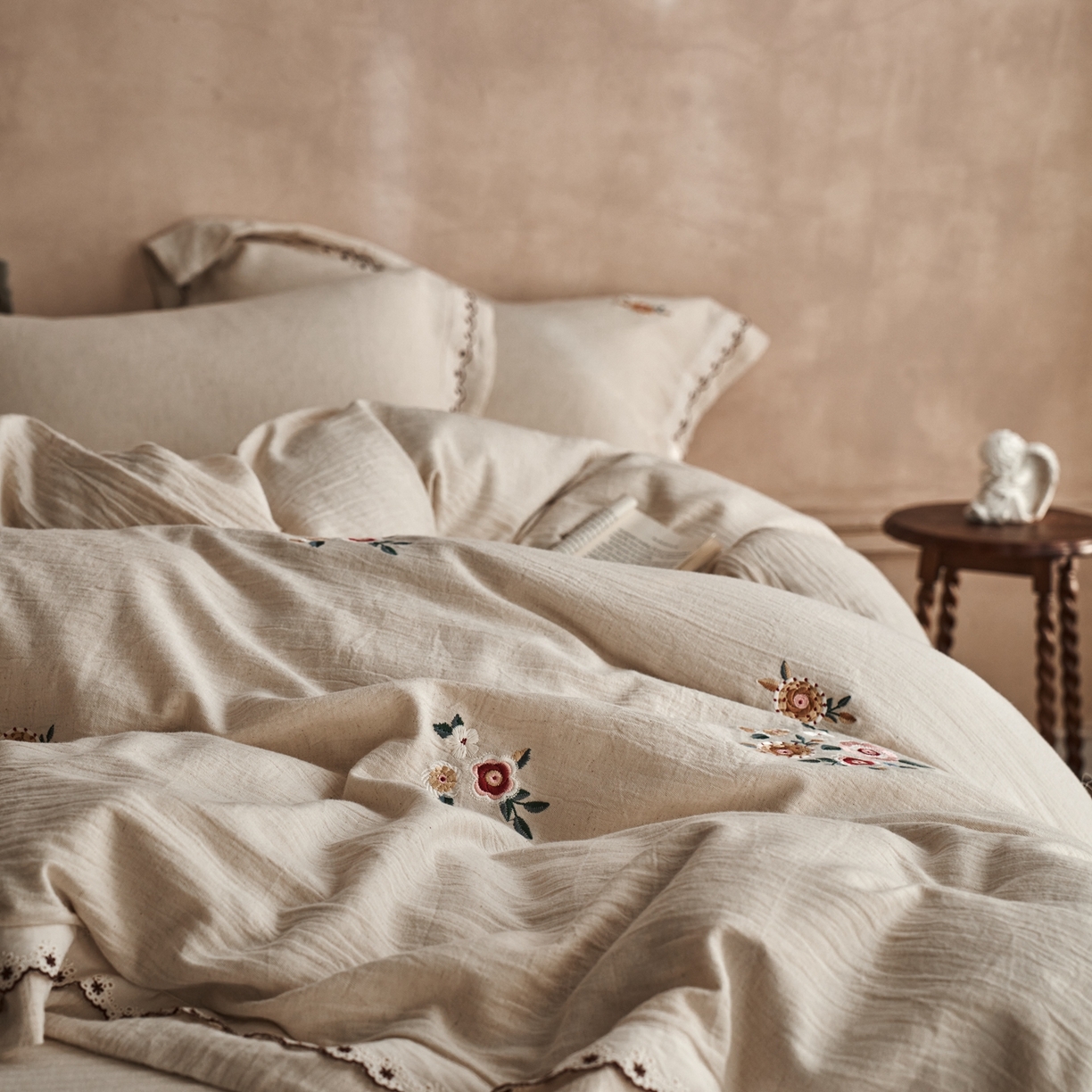 91家纺网 家纺一手货源 找家纺 涞澳家纺 2025新款棉麻皱皱纱四件套 一山春色-白