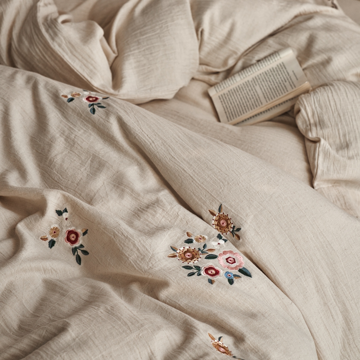 91家纺网 家纺一手货源 找家纺 涞澳家纺 2025新款棉麻皱皱纱四件套 一山春色-白