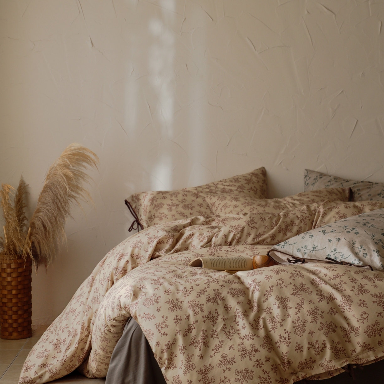 91家纺网 家纺一手货源 找家纺 涞澳家纺 2025新款全棉纯棉软烟纱四件套 落樱纷飞