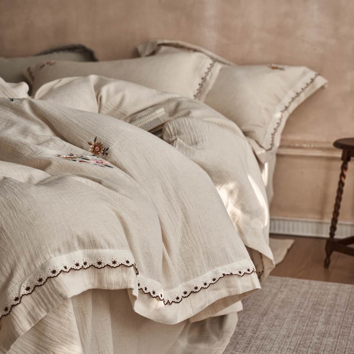 91家纺网 家纺一手货源 找家纺 涞澳家纺 2025新款棉麻皱皱纱四件套 一山春色-白