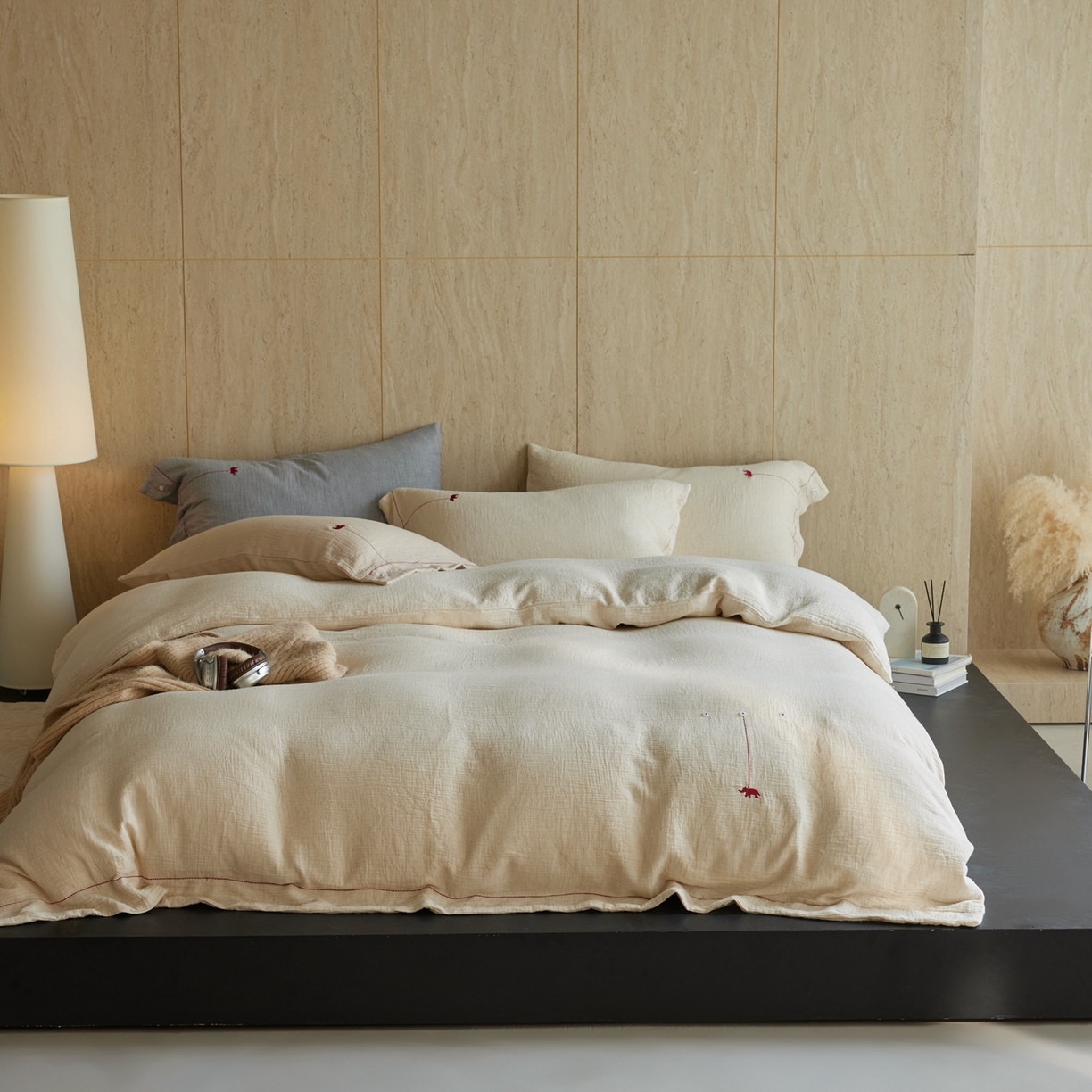 91家纺网 家纺一手货源 找家纺 涞澳家纺 2025新款棉麻皱皱纱四件套 梵象-白