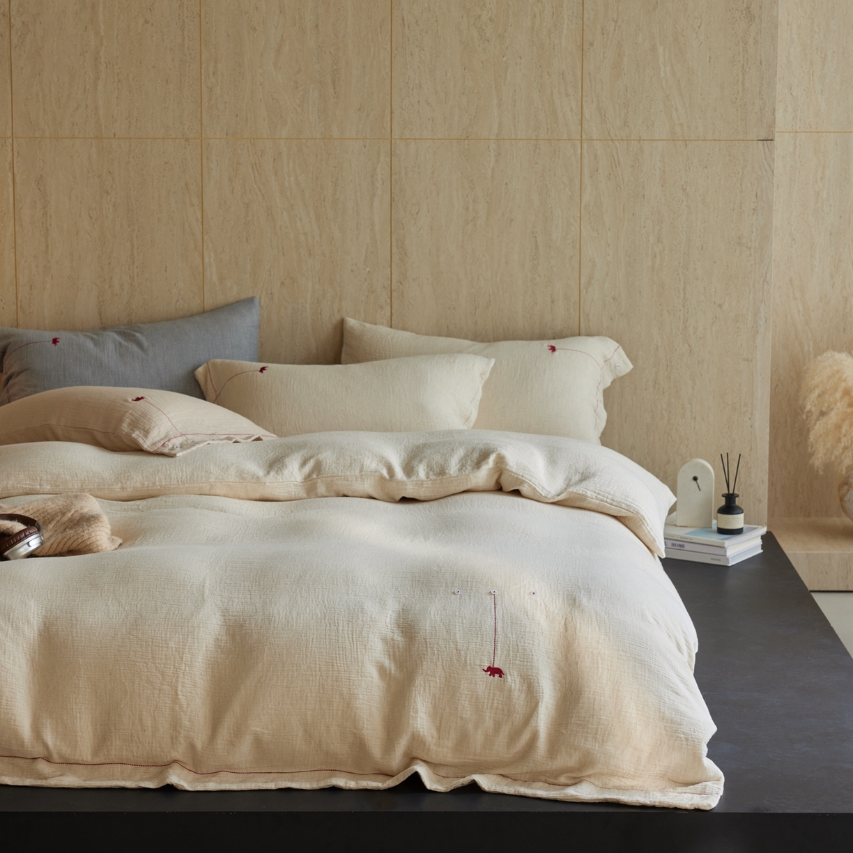 91家纺网 家纺一手货源 找家纺 涞澳家纺 2025新款棉麻皱皱纱四件套 梵象-白