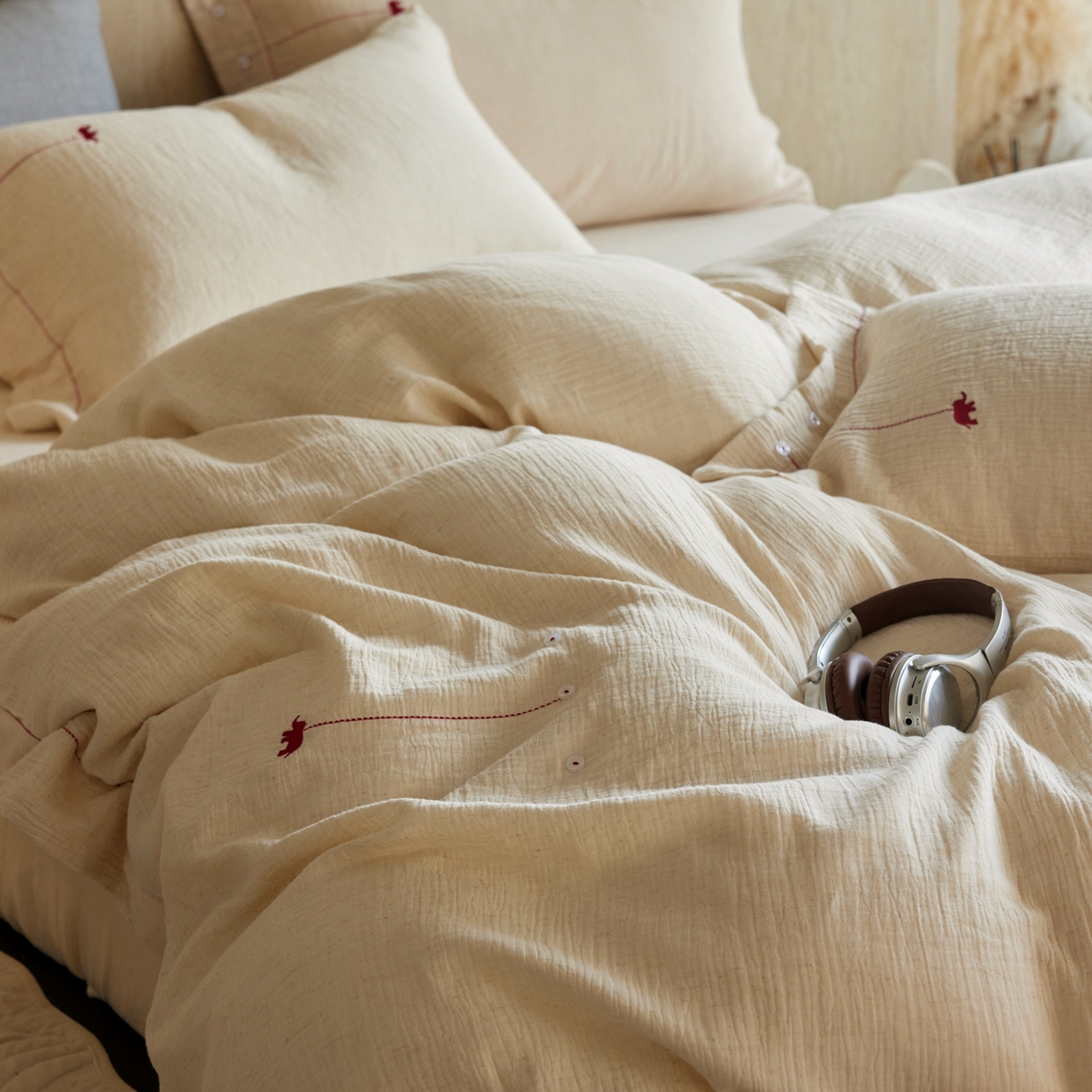 91家纺网 家纺一手货源 找家纺 涞澳家纺 2025新款棉麻皱皱纱四件套 梵象-白