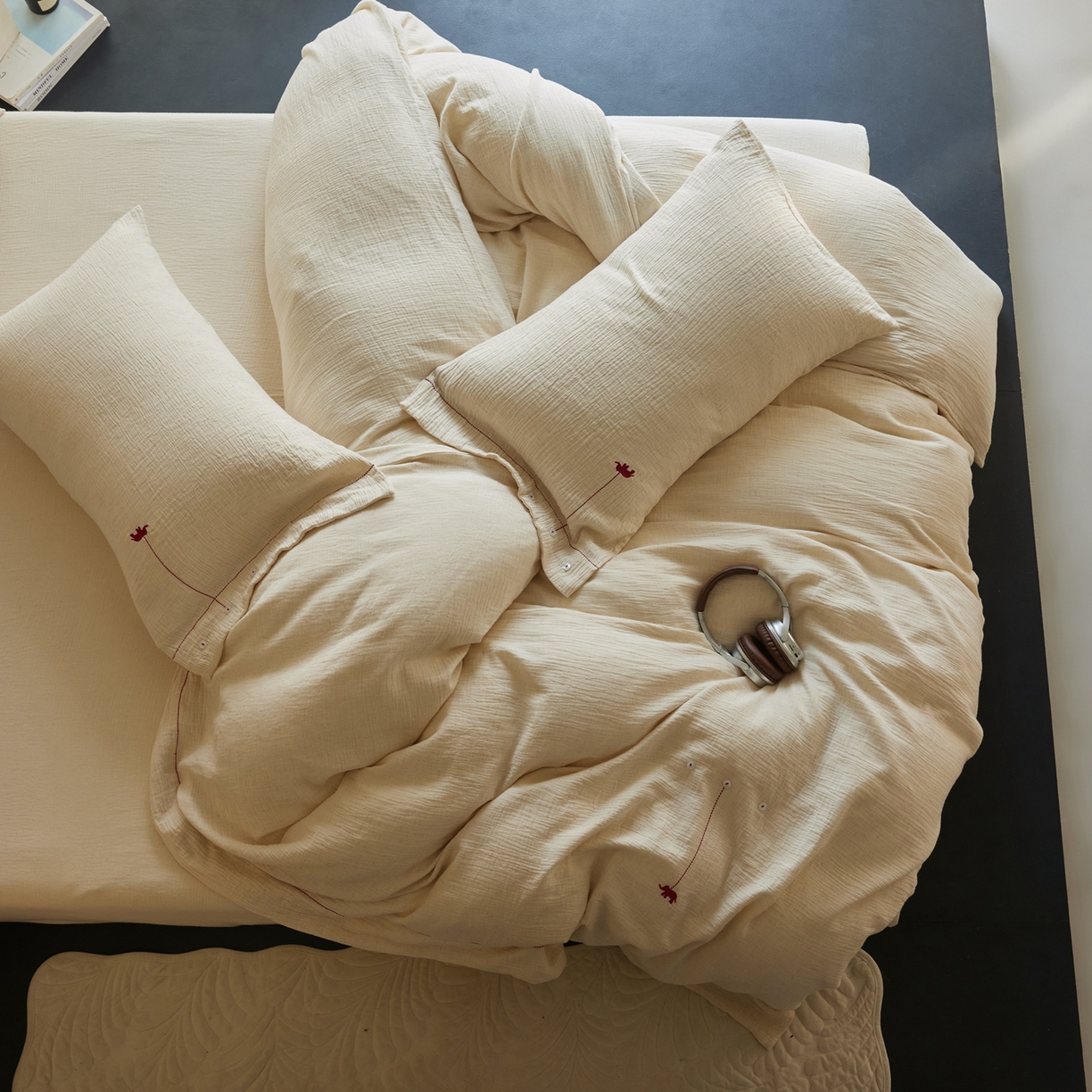 91家纺网 家纺一手货源 找家纺 涞澳家纺 2025新款棉麻皱皱纱四件套 梵象-白