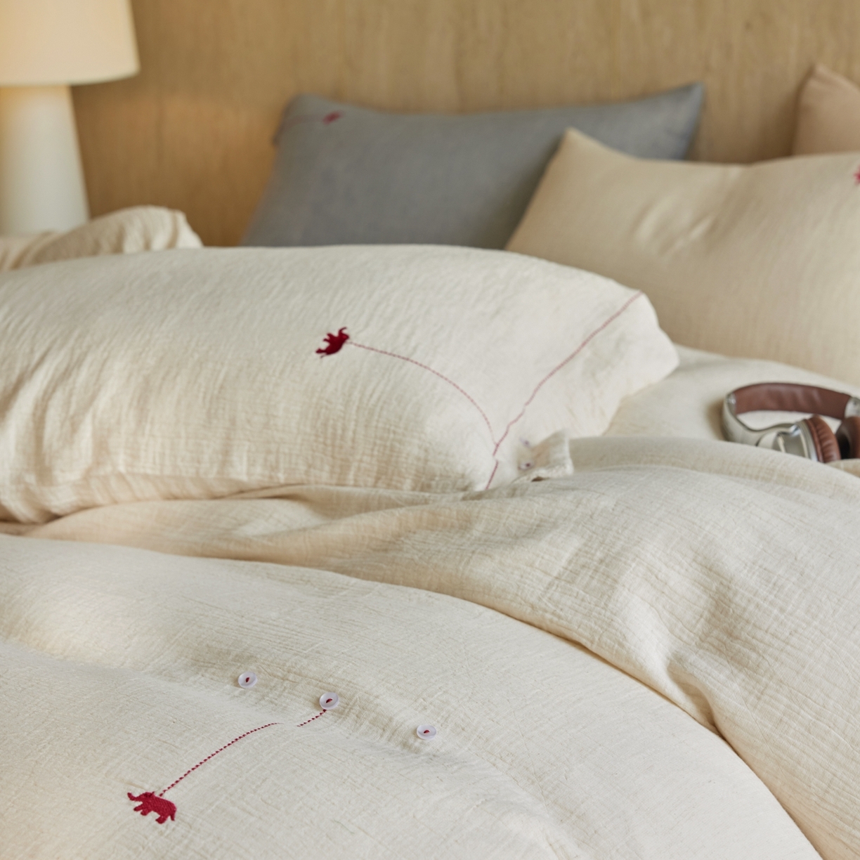 91家纺网 家纺一手货源 找家纺 涞澳家纺 2025新款棉麻皱皱纱四件套 梵象-白