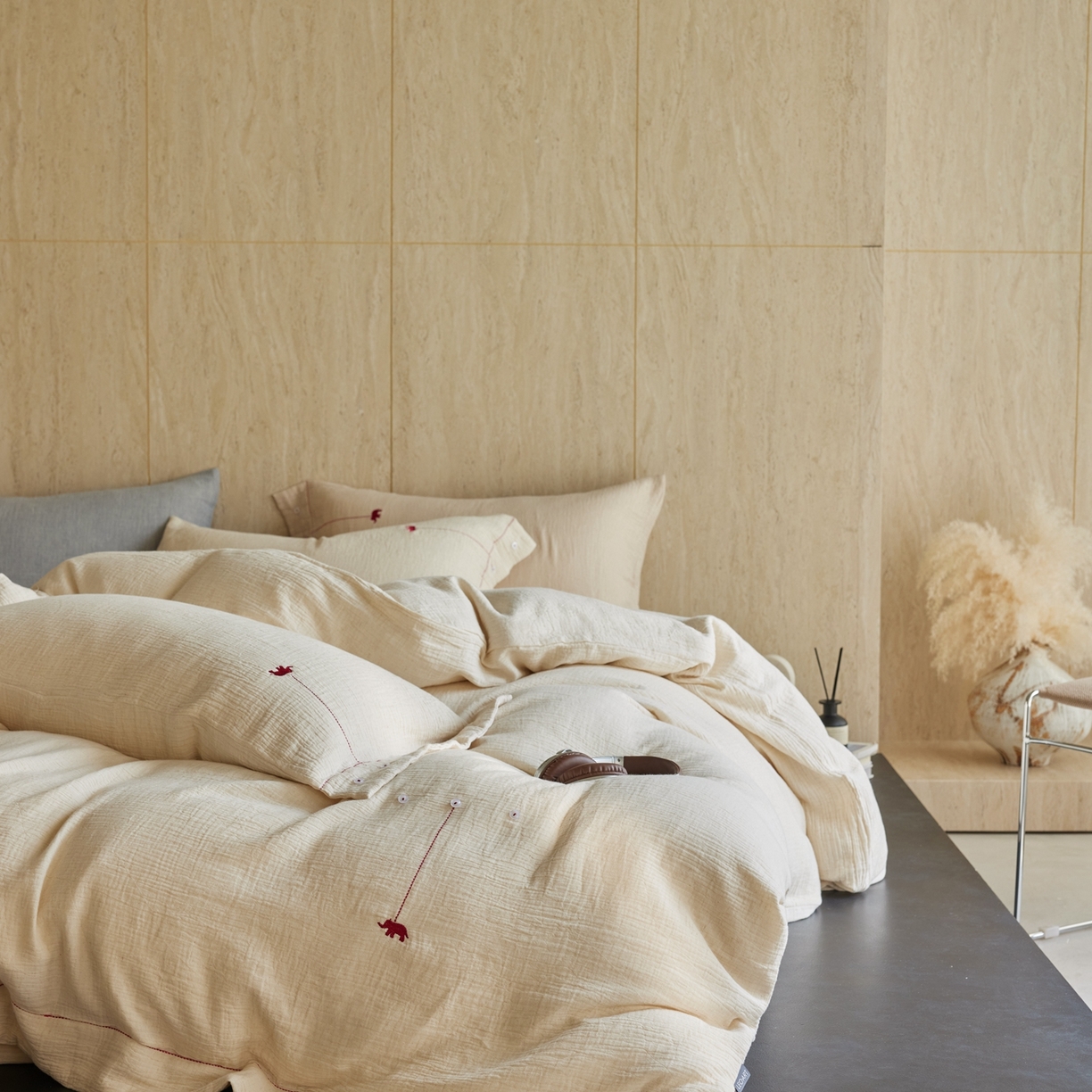 91家纺网 家纺一手货源 找家纺 涞澳家纺 2025新款棉麻皱皱纱四件套 梵象-白