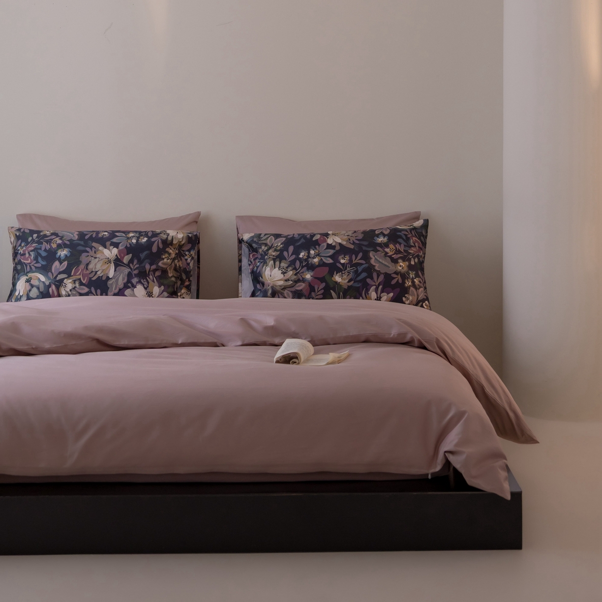 91家纺网 家纺一手货源 找家纺 （总）涞澳家纺 2025新款全棉纯棉贡缎六件套(素色四件套+印花枕套）