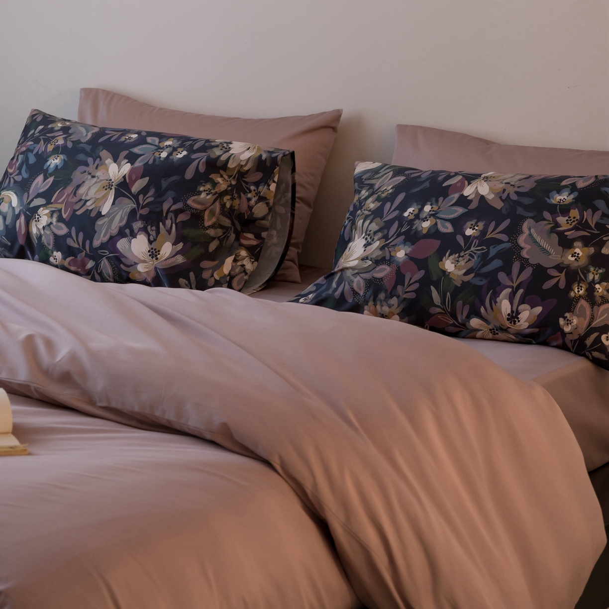 91家纺网 家纺一手货源 找家纺 （总）涞澳家纺 2025新款全棉纯棉贡缎六件套(素色四件套+印花枕套）