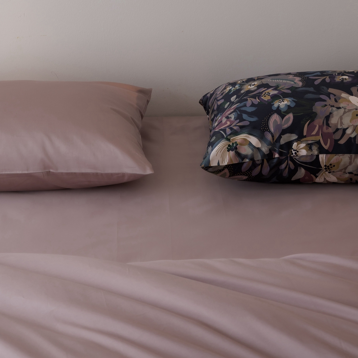 91家纺网 家纺一手货源 找家纺 （总）涞澳家纺 2025新款全棉纯棉贡缎六件套(素色四件套+印花枕套）