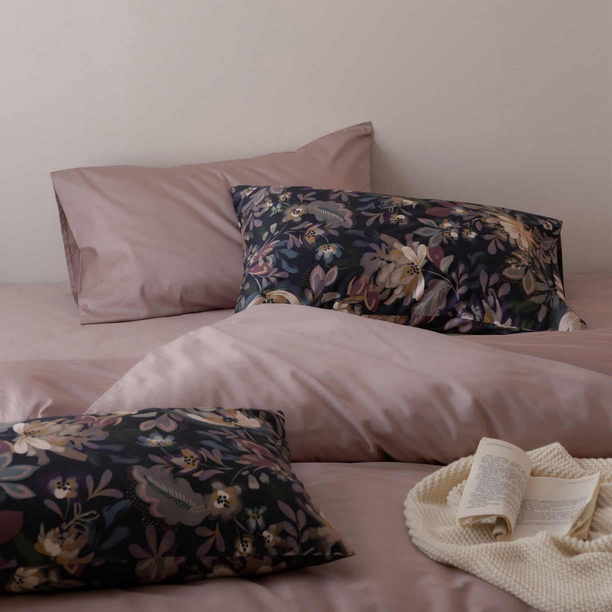 91家纺网 家纺一手货源 找家纺 （总）涞澳家纺 2025新款全棉纯棉贡缎六件套(素色四件套+印花枕套）