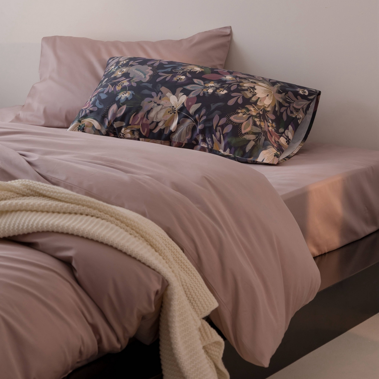 91家纺网 家纺一手货源 找家纺 （总）涞澳家纺 2025新款全棉纯棉贡缎六件套(素色四件套+印花枕套）