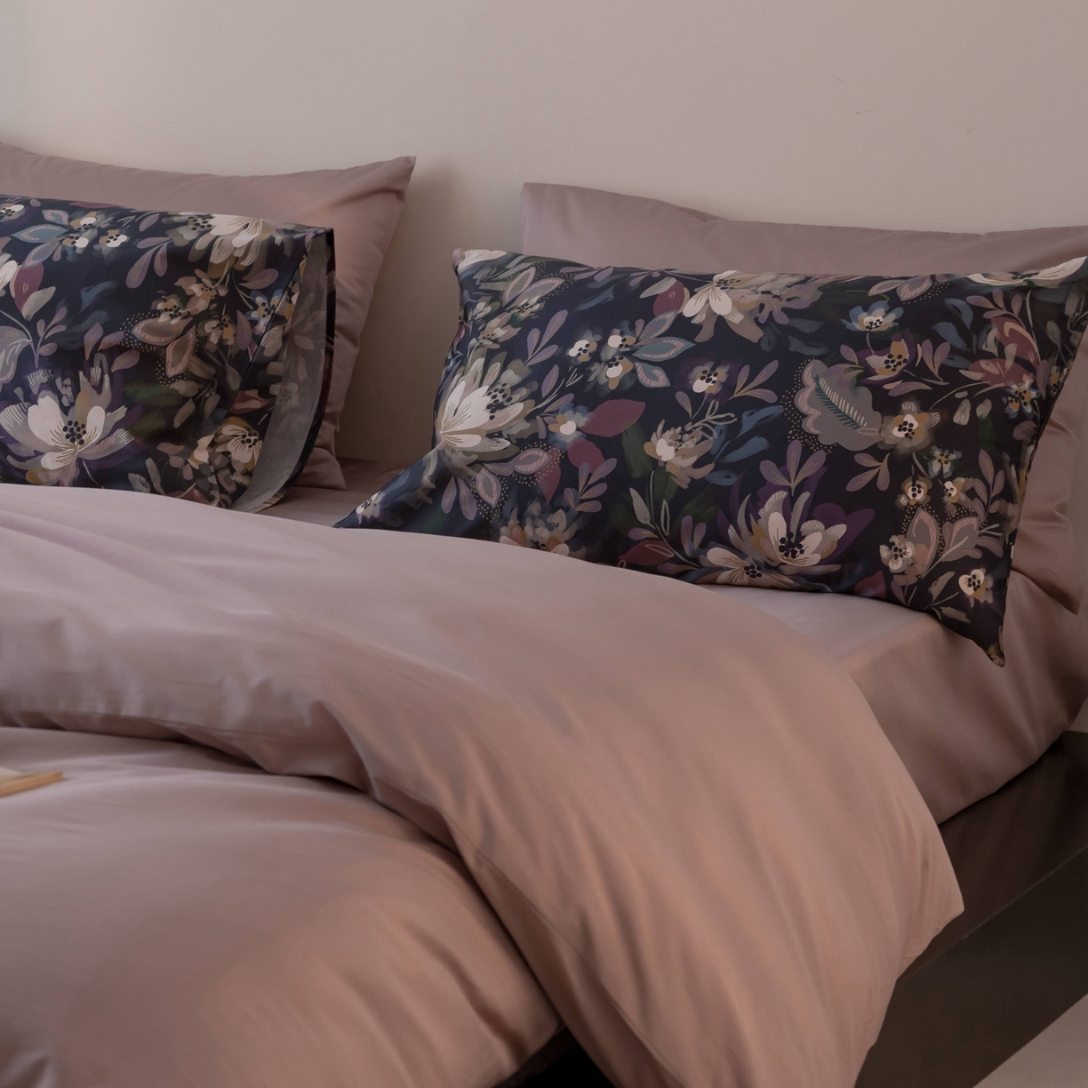 91家纺网 家纺一手货源 找家纺 涞澳家纺 2025新款全棉纯棉贡缎六件套(素色四件套+印花枕套） 澜花