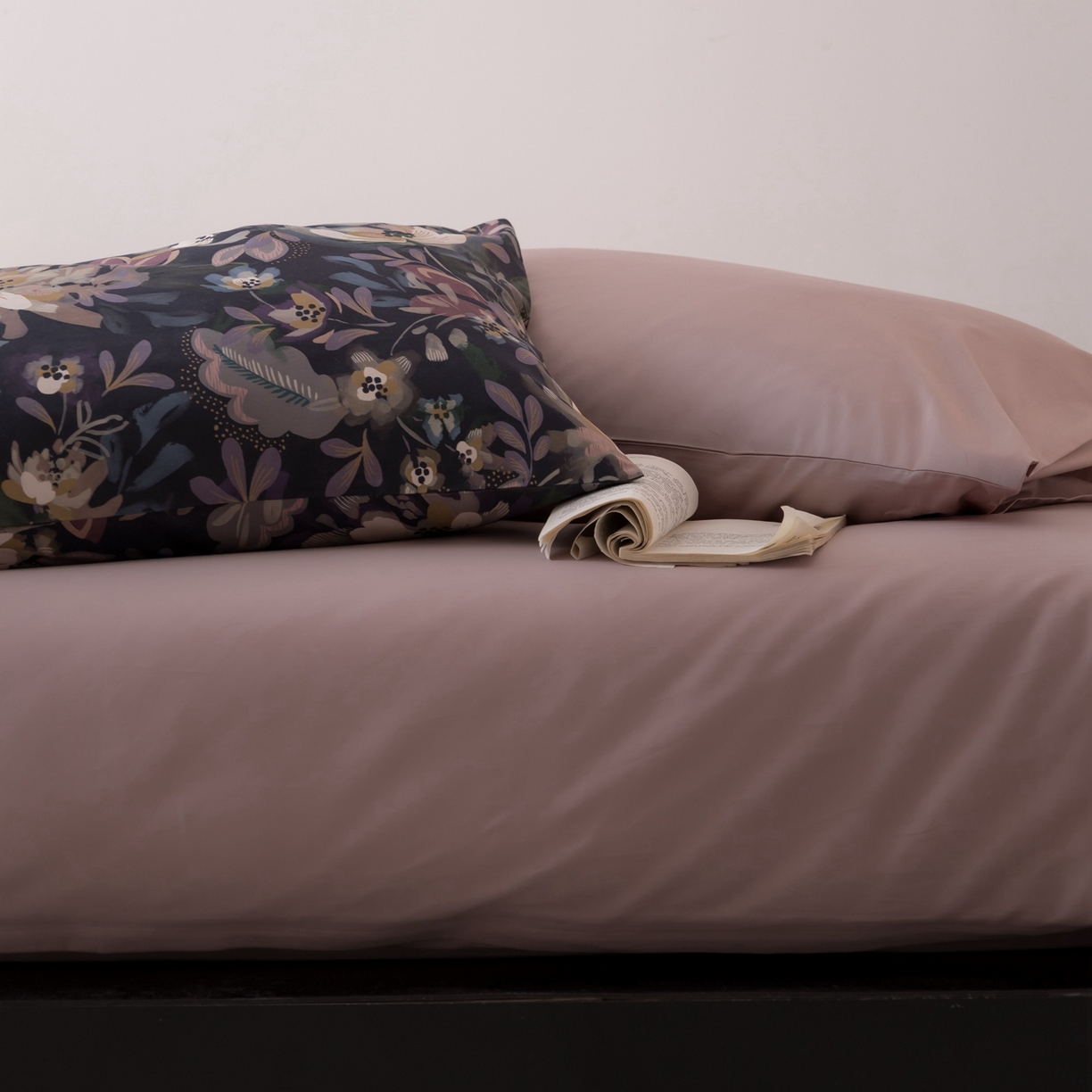 91家纺网 家纺一手货源 找家纺 涞澳家纺 2025新款全棉纯棉贡缎六件套(素色四件套+印花枕套） 澜花