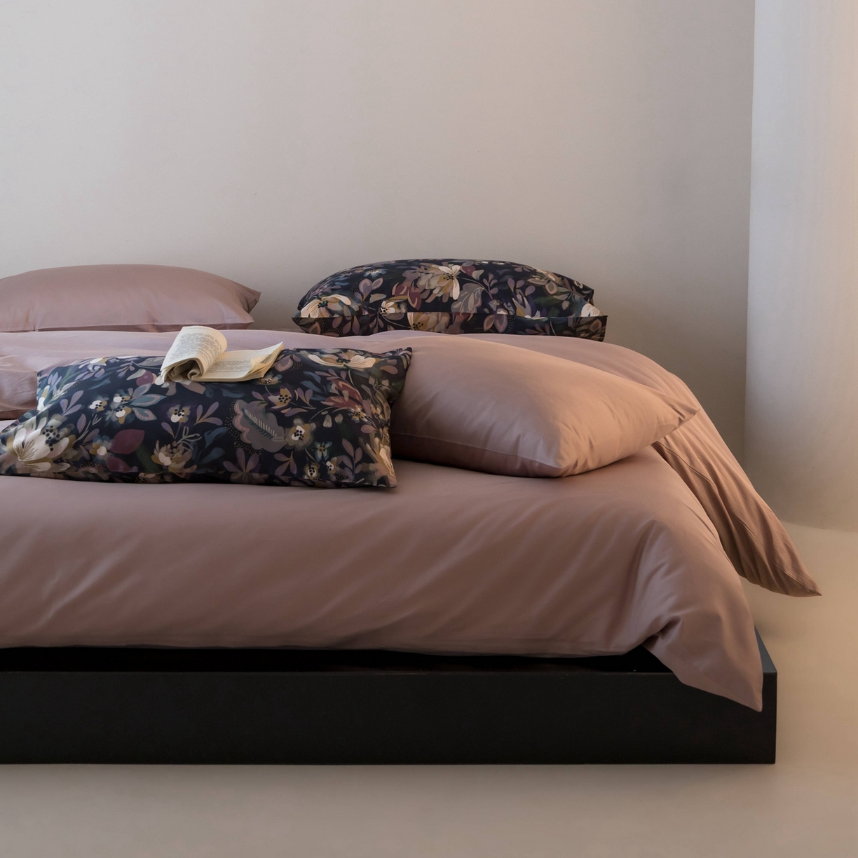 91家纺网 家纺一手货源 找家纺 涞澳家纺 2025新款全棉纯棉贡缎六件套(素色四件套+印花枕套） 澜花