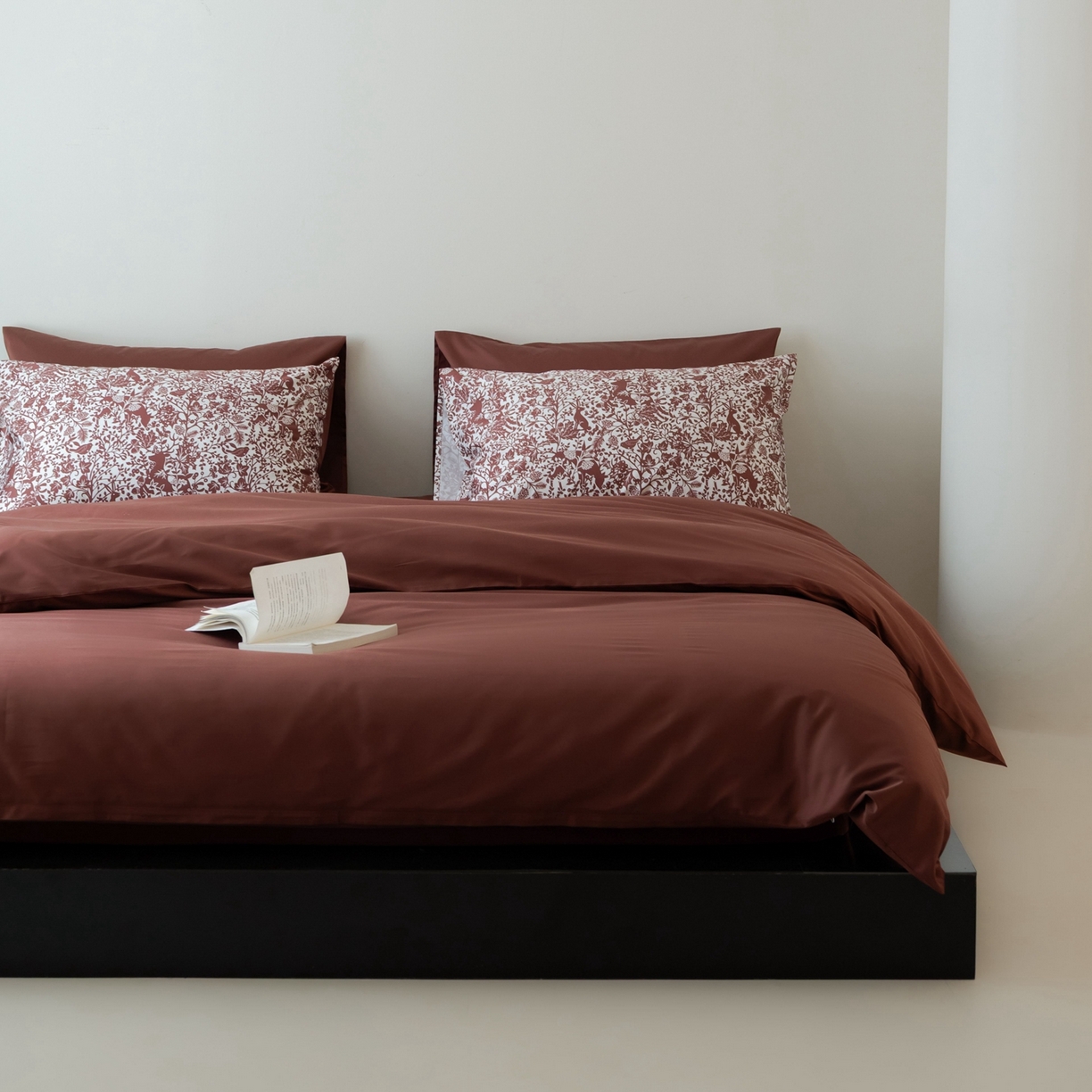 91家纺网 家纺一手货源 找家纺 涞澳家纺 2025新款全棉纯棉贡缎六件套(素色四件套+印花枕套） 荔椿