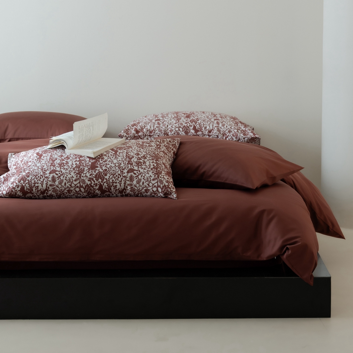 91家纺网 家纺一手货源 找家纺 涞澳家纺 2025新款全棉纯棉贡缎六件套(素色四件套+印花枕套） 荔椿