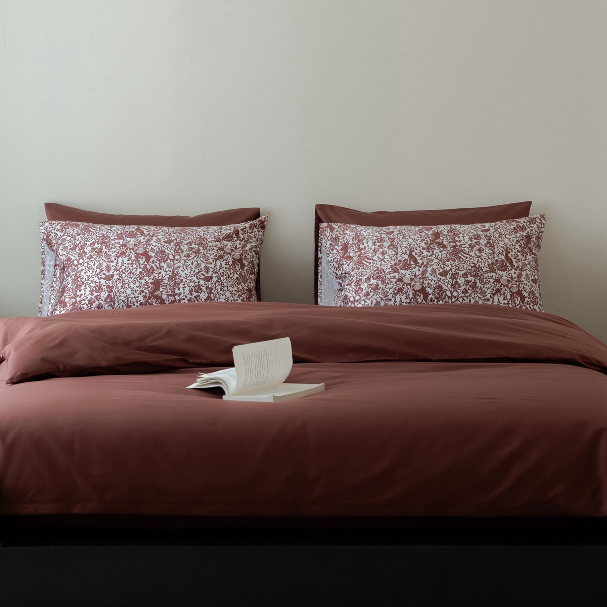 91家纺网 家纺一手货源 找家纺 涞澳家纺 2025新款全棉纯棉贡缎六件套(素色四件套+印花枕套） 荔椿