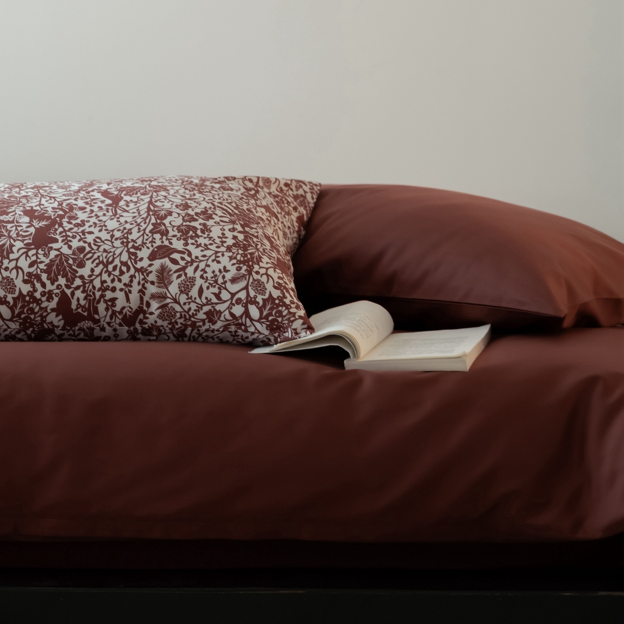 91家纺网 家纺一手货源 找家纺 涞澳家纺 2025新款全棉纯棉贡缎六件套(素色四件套+印花枕套） 荔椿