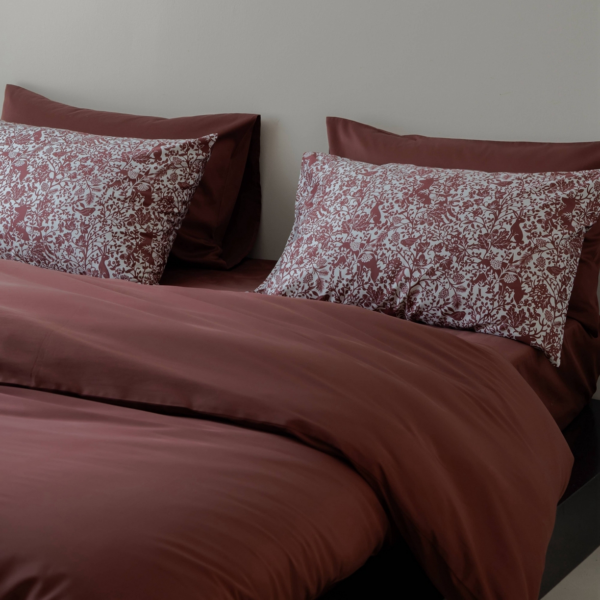 91家纺网 家纺一手货源 找家纺 涞澳家纺 2025新款全棉纯棉贡缎六件套(素色四件套+印花枕套） 荔椿