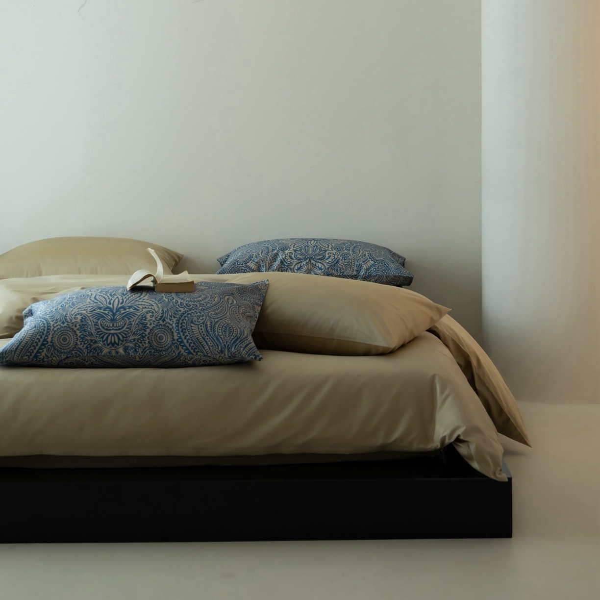 91家纺网 家纺一手货源 找家纺 涞澳家纺 2025新款全棉纯棉贡缎六件套(素色四件套+印花枕套） 赛娜