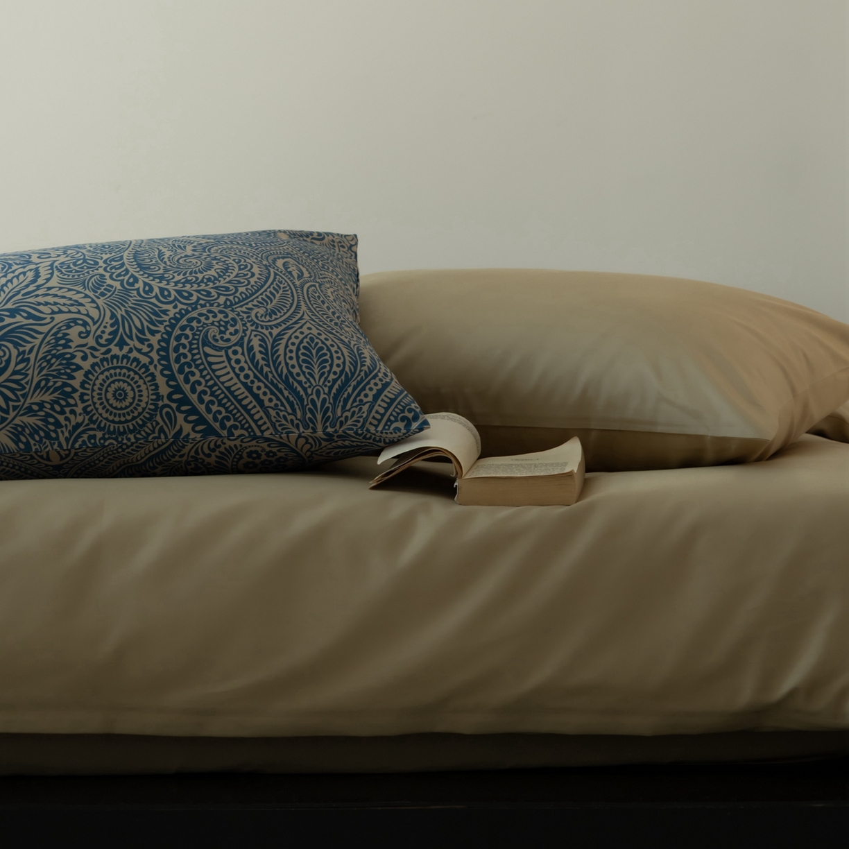 91家纺网 家纺一手货源 找家纺 涞澳家纺 2025新款全棉纯棉贡缎六件套(素色四件套+印花枕套） 赛娜