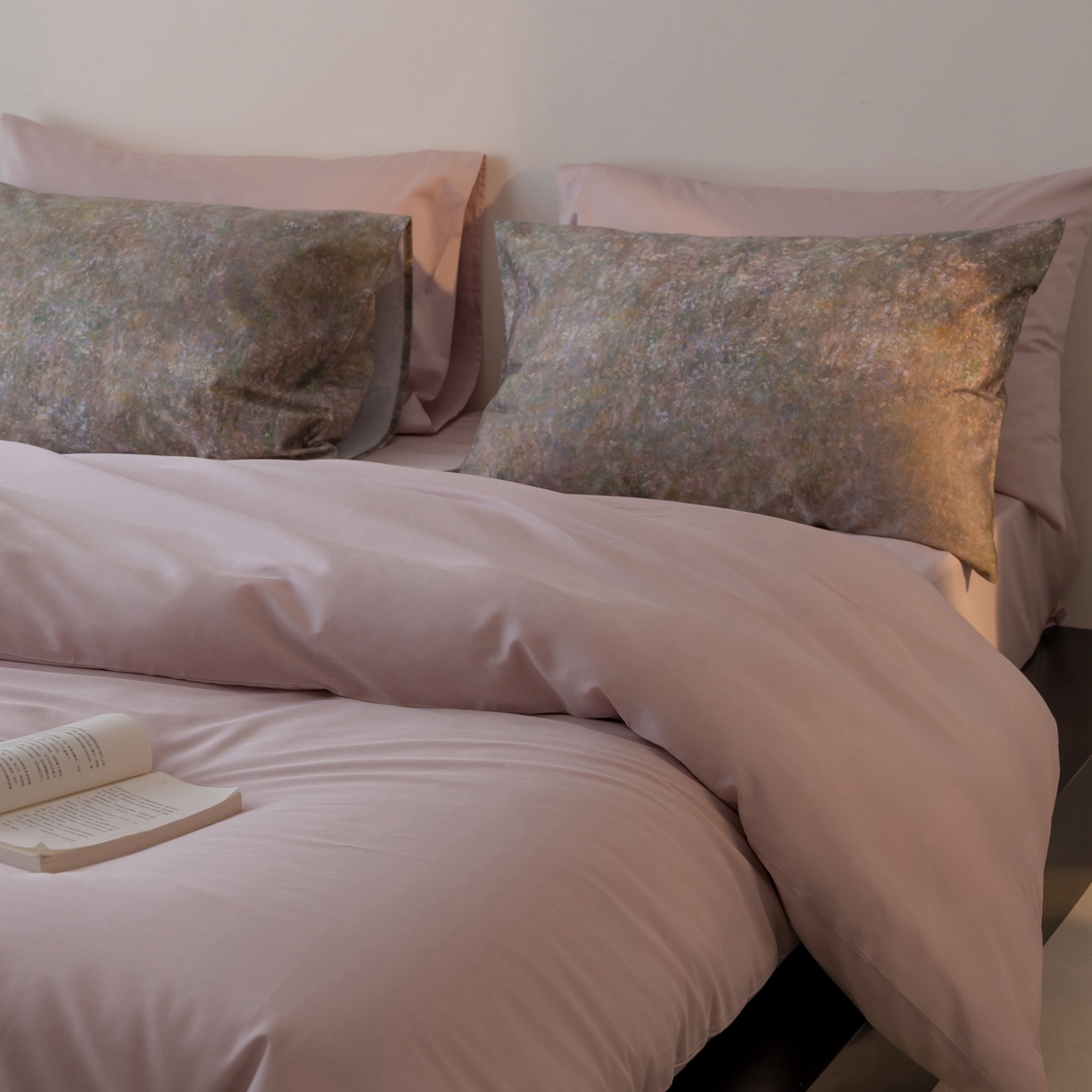 91家纺网 家纺一手货源 找家纺 涞澳家纺 2025新款全棉纯棉贡缎六件套(素色四件套+印花枕套） 汐光