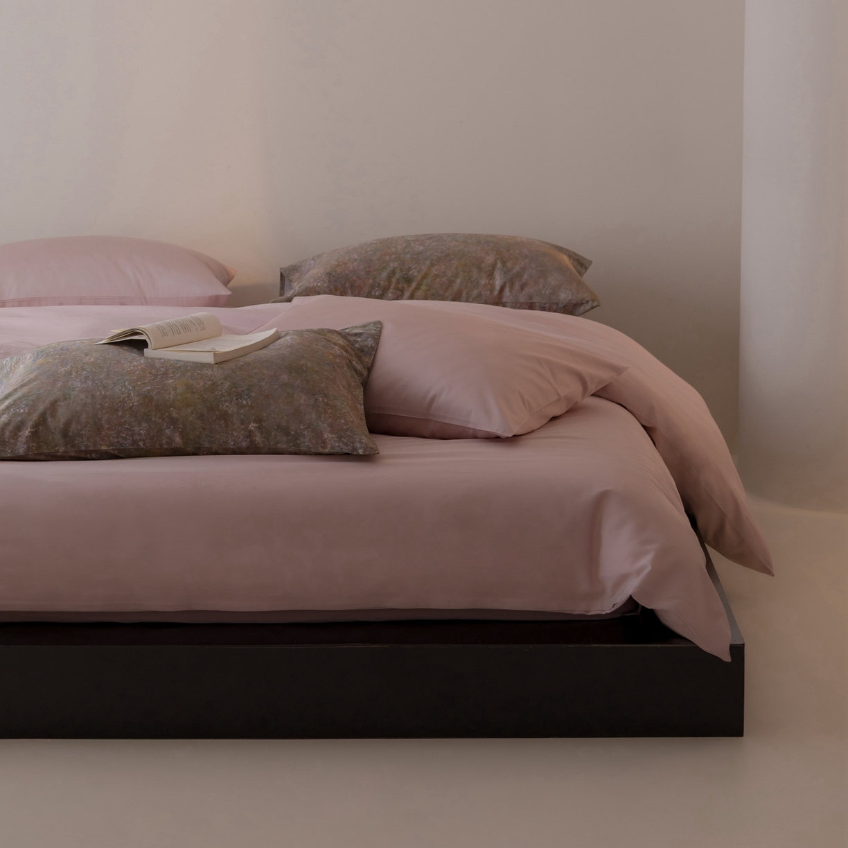 91家纺网 家纺一手货源 找家纺 涞澳家纺 2025新款全棉纯棉贡缎六件套(素色四件套+印花枕套） 汐光