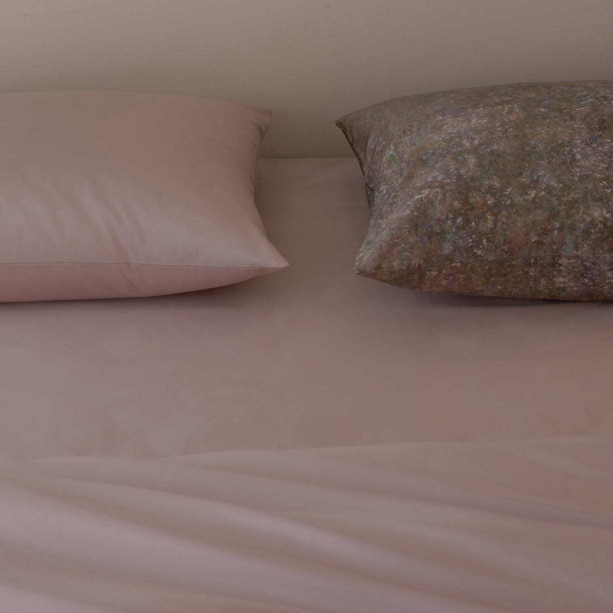 91家纺网 家纺一手货源 找家纺 涞澳家纺 2025新款全棉纯棉贡缎六件套(素色四件套+印花枕套） 汐光