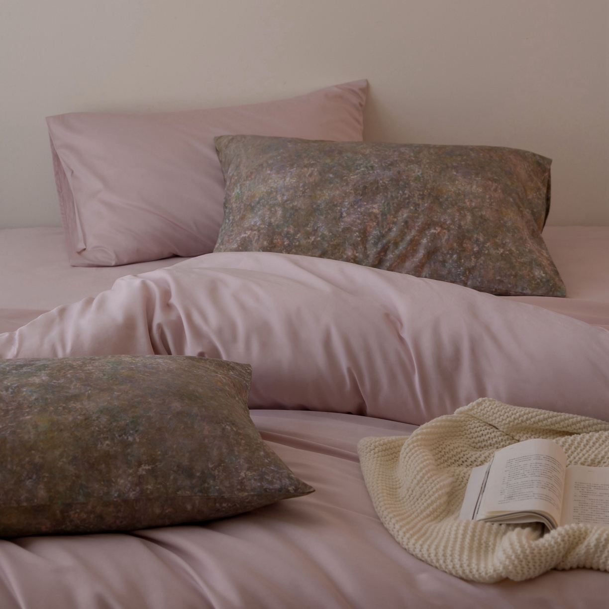 91家纺网 家纺一手货源 找家纺 涞澳家纺 2025新款全棉纯棉贡缎六件套(素色四件套+印花枕套） 汐光