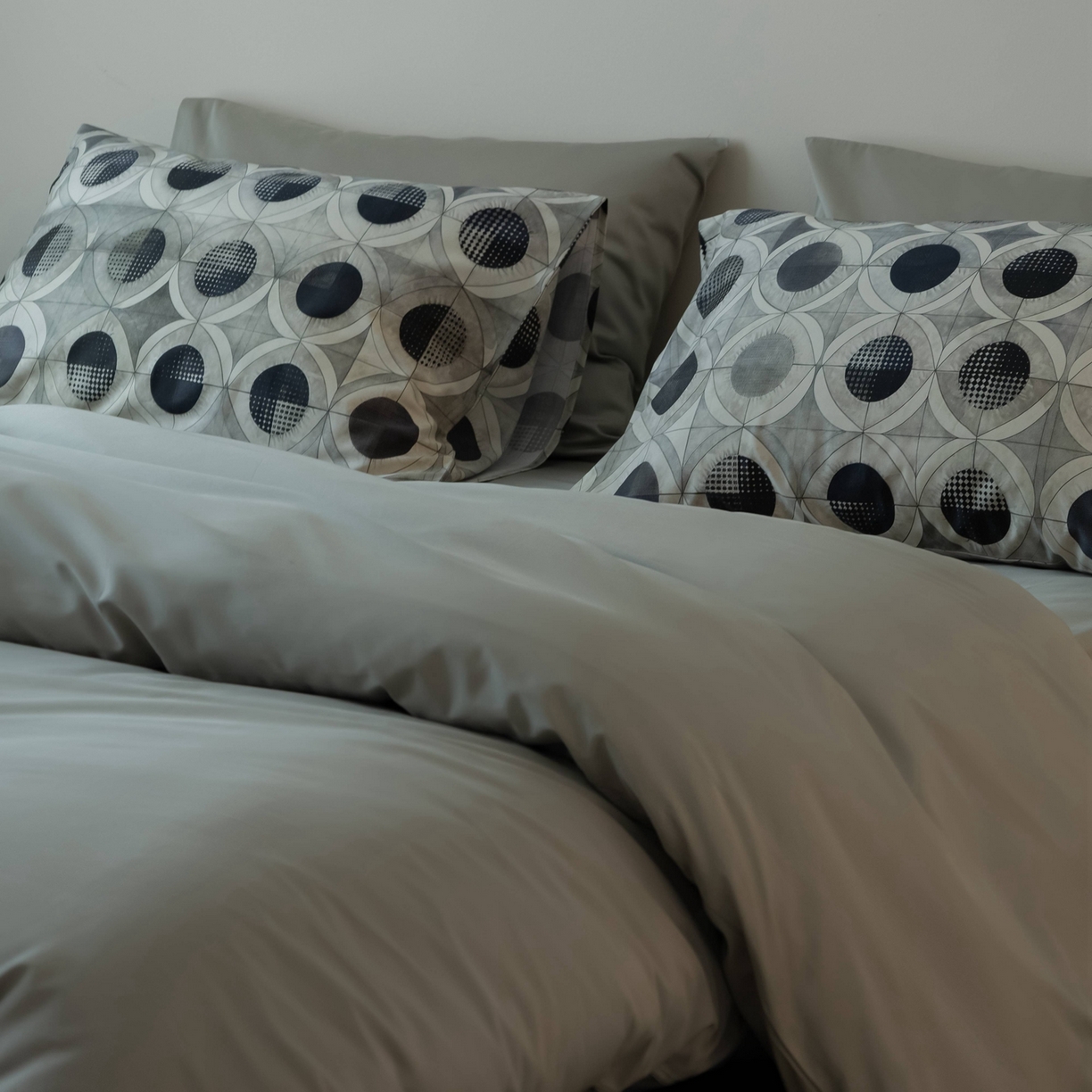 91家纺网 家纺一手货源 找家纺 涞澳家纺 2025新款全棉纯棉贡缎六件套(素色四件套+印花枕套） 辛德