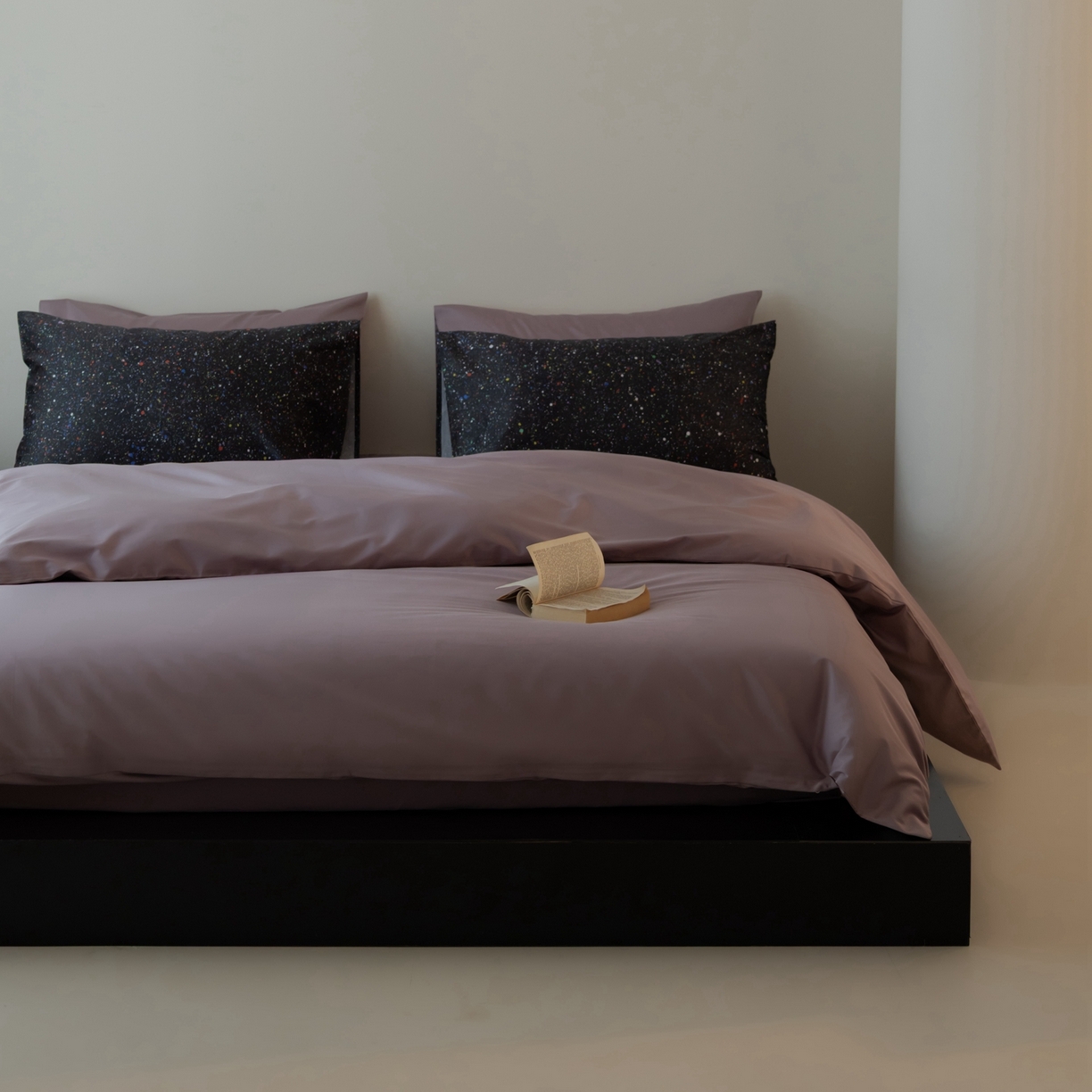 91家纺网 家纺一手货源 找家纺 涞澳家纺 2025新款全棉纯棉贡缎六件套(素色四件套+印花枕套） 星月夜