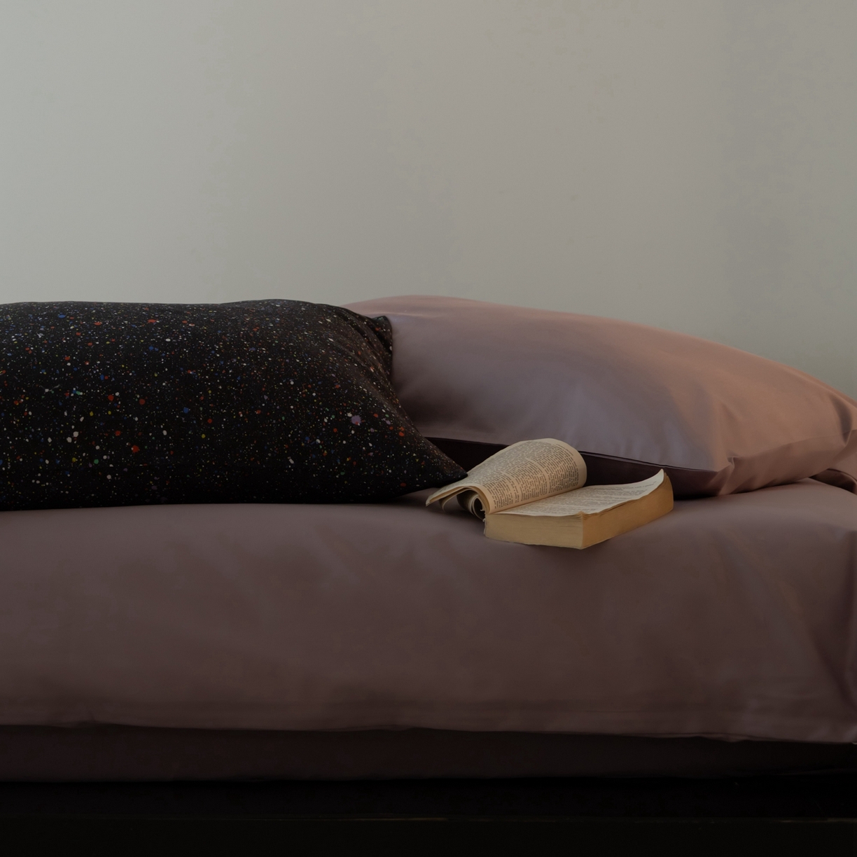 91家纺网 家纺一手货源 找家纺 涞澳家纺 2025新款全棉纯棉贡缎六件套(素色四件套+印花枕套） 星月夜