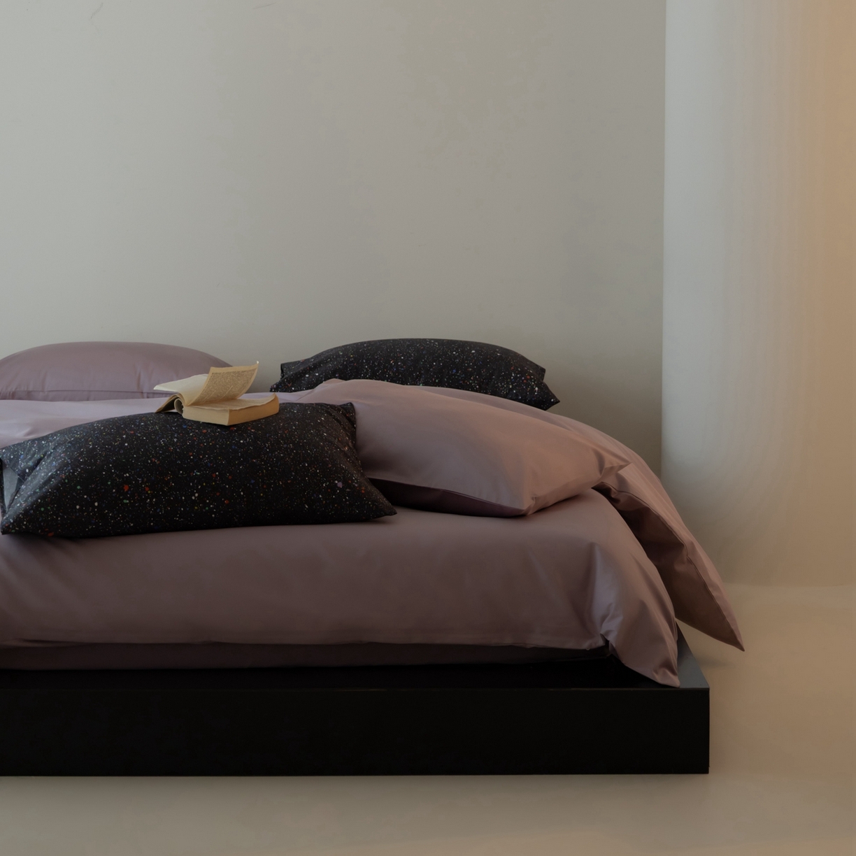 91家纺网 家纺一手货源 找家纺 涞澳家纺 2025新款全棉纯棉贡缎六件套(素色四件套+印花枕套） 星月夜