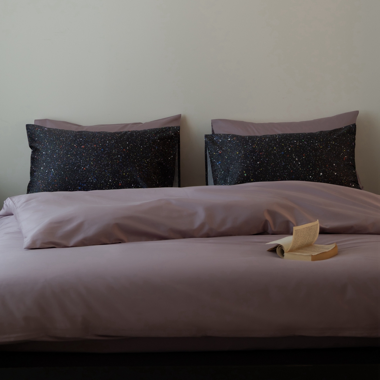 91家纺网 家纺一手货源 找家纺 涞澳家纺 2025新款全棉纯棉贡缎六件套(素色四件套+印花枕套） 星月夜