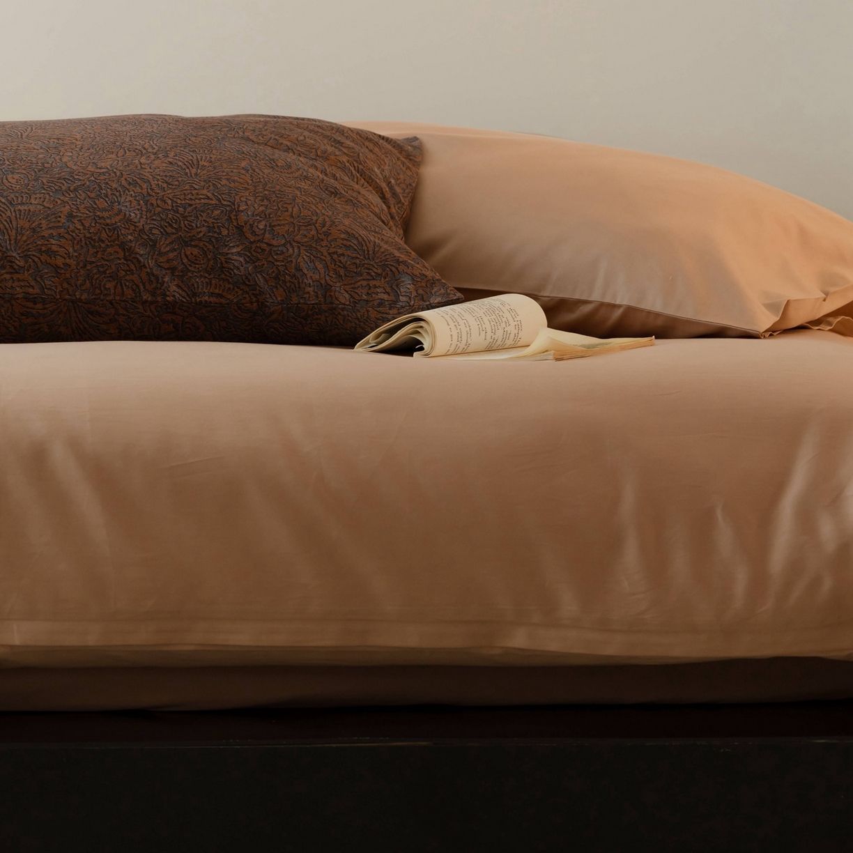 91家纺网 家纺一手货源 找家纺 涞澳家纺 2025新款全棉纯棉贡缎六件套(素色四件套+印花枕套） 野沐