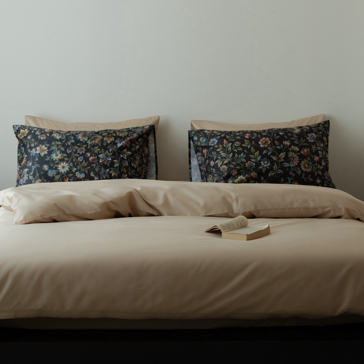 91家纺网 家纺一手货源 找家纺 涞澳家纺 2025新款全棉纯棉贡缎六件套(素色四件套+印花枕套） 月衫