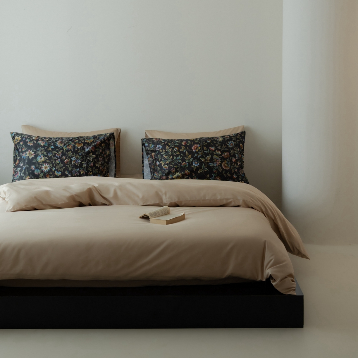 91家纺网 家纺一手货源 找家纺 涞澳家纺 2025新款全棉纯棉贡缎六件套(素色四件套+印花枕套） 月衫