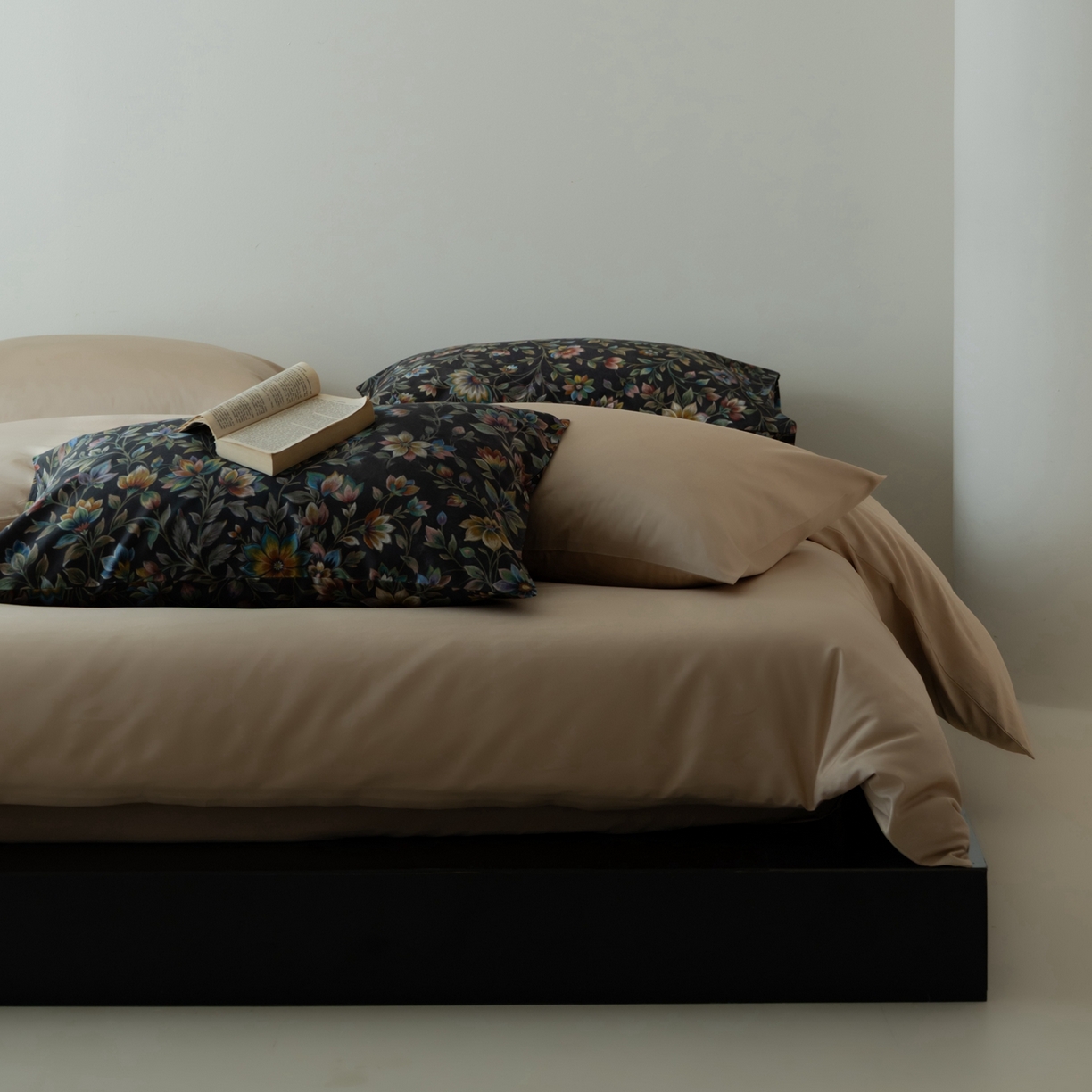 91家纺网 家纺一手货源 找家纺 涞澳家纺 2025新款全棉纯棉贡缎六件套(素色四件套+印花枕套） 月衫