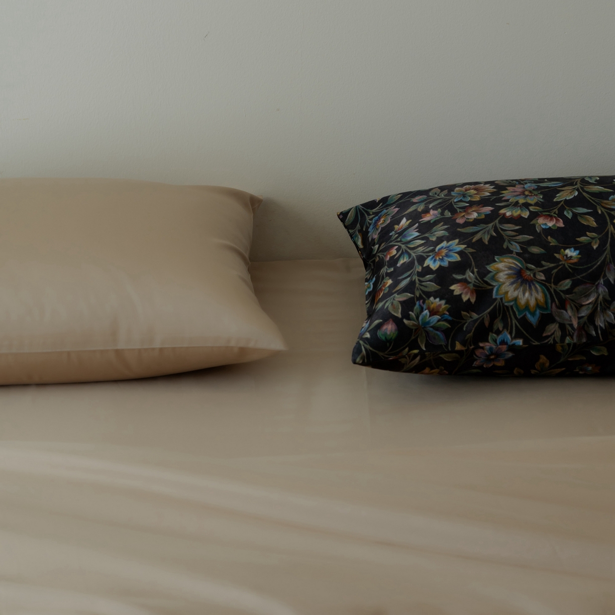 91家纺网 家纺一手货源 找家纺 涞澳家纺 2025新款全棉纯棉贡缎六件套(素色四件套+印花枕套） 月衫