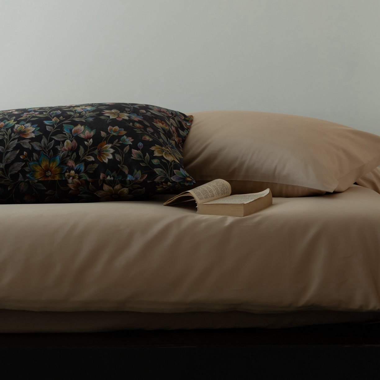 91家纺网 家纺一手货源 找家纺 涞澳家纺 2025新款全棉纯棉贡缎六件套(素色四件套+印花枕套） 月衫