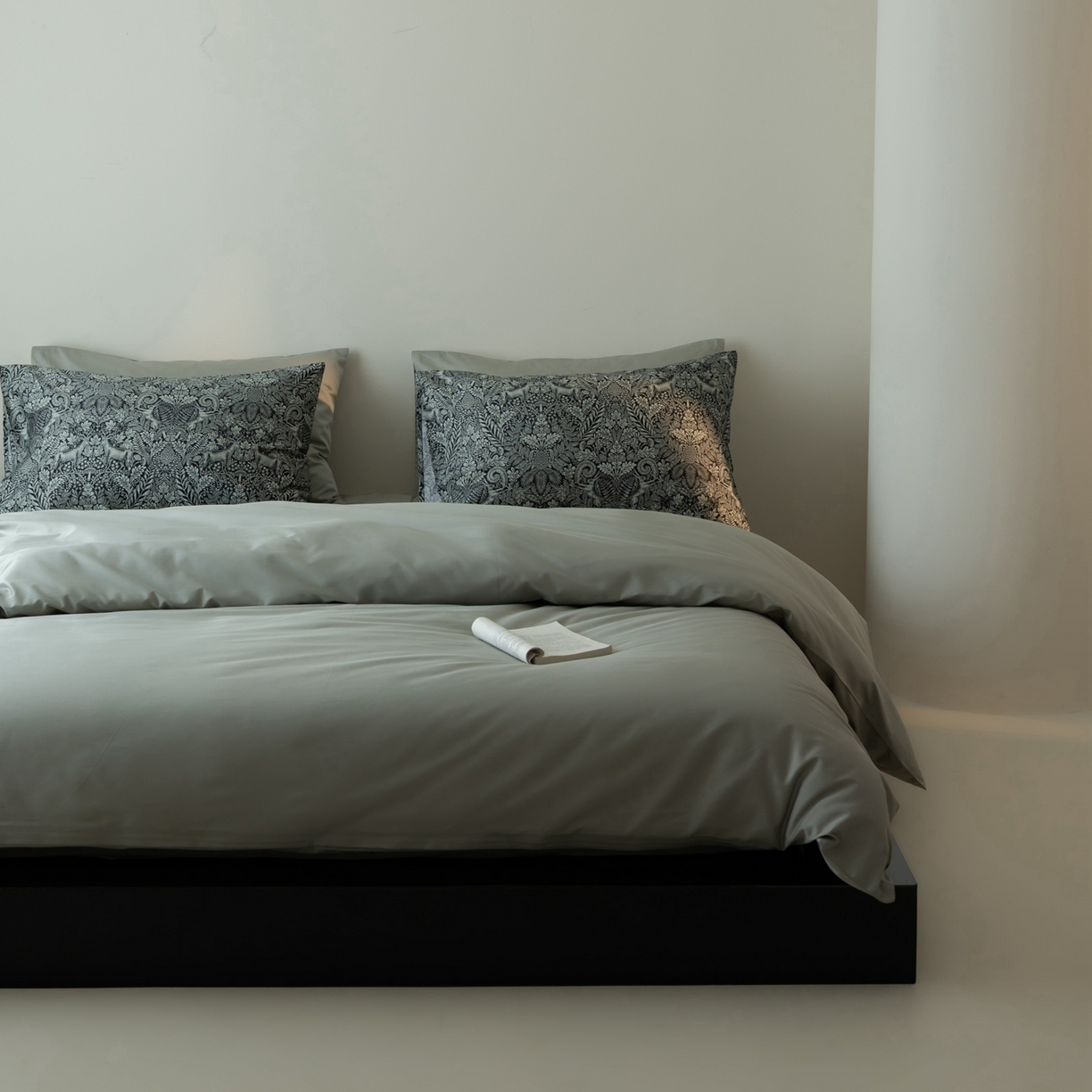 91家纺网 家纺一手货源 找家纺 涞澳家纺 2025新款全棉纯棉贡缎六件套(素色四件套+印花枕套） 雲洛