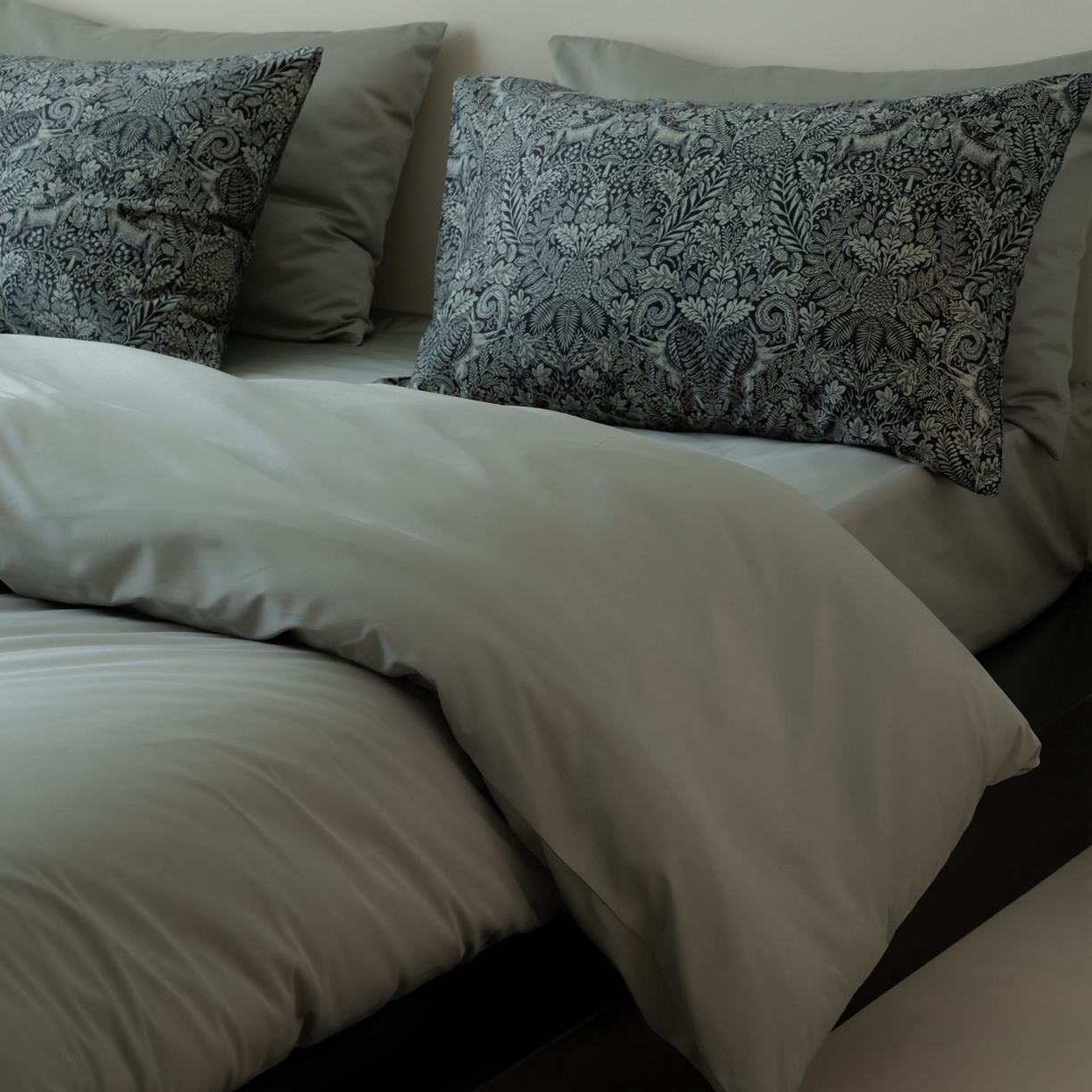 91家纺网 家纺一手货源 找家纺 涞澳家纺 2025新款全棉纯棉贡缎六件套(素色四件套+印花枕套） 雲洛