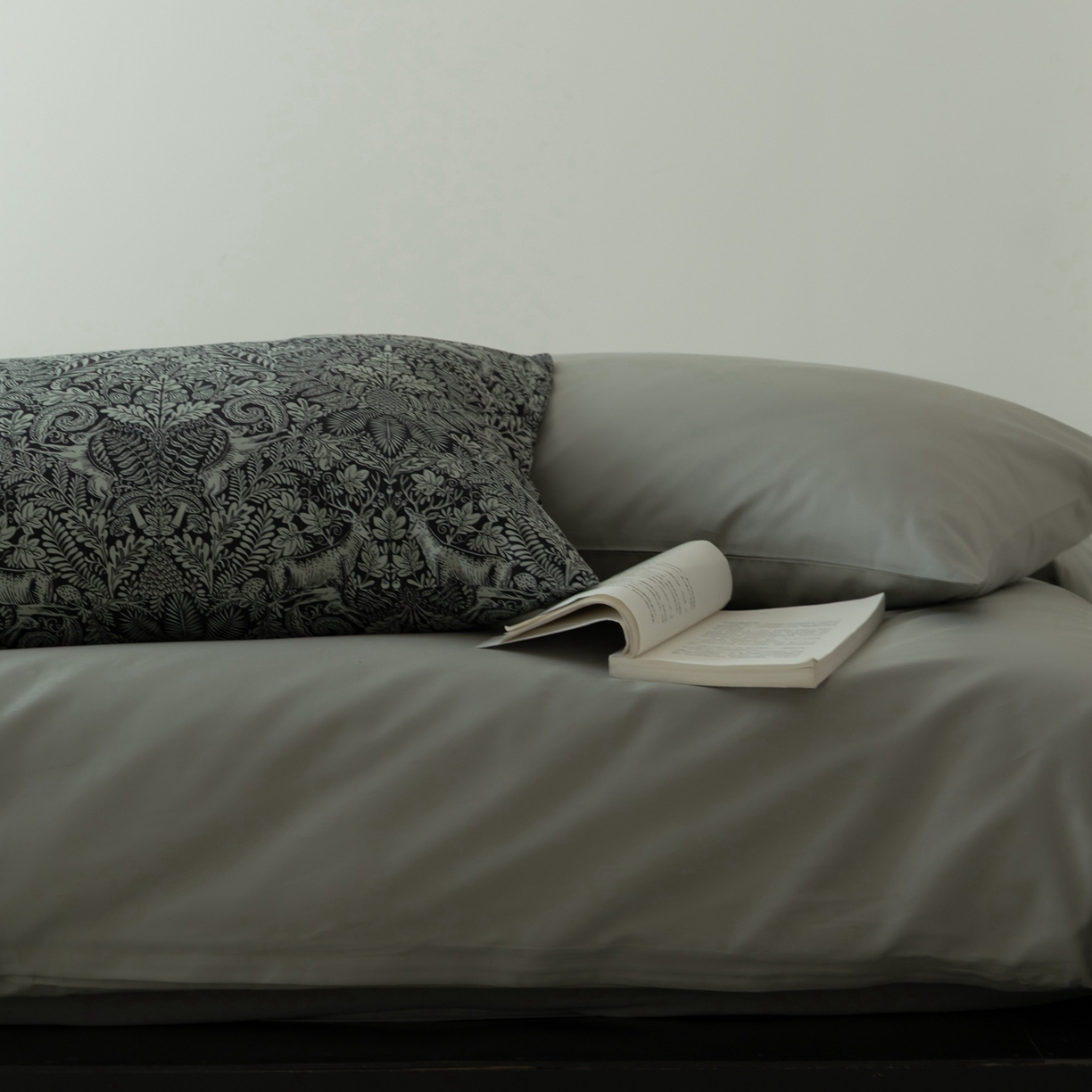 91家纺网 家纺一手货源 找家纺 涞澳家纺 2025新款全棉纯棉贡缎六件套(素色四件套+印花枕套） 雲洛