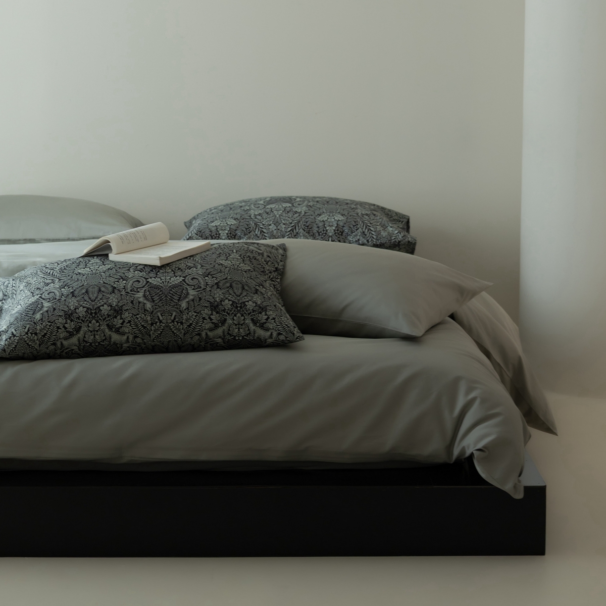 91家纺网 家纺一手货源 找家纺 涞澳家纺 2025新款全棉纯棉贡缎六件套(素色四件套+印花枕套） 雲洛