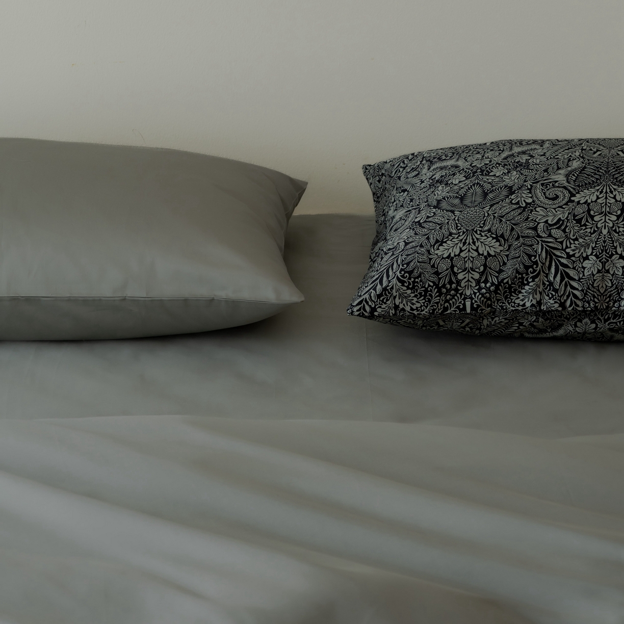 91家纺网 家纺一手货源 找家纺 涞澳家纺 2025新款全棉纯棉贡缎六件套(素色四件套+印花枕套） 雲洛