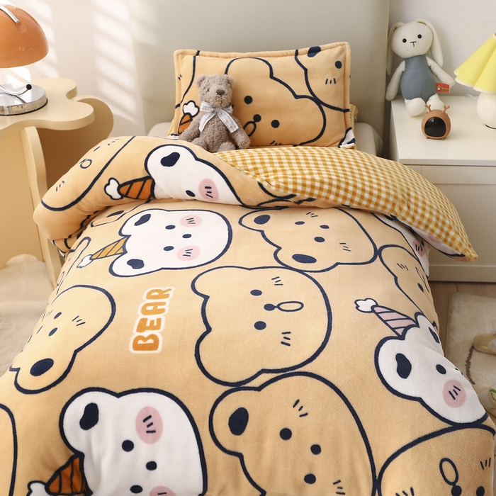91家纺网 家纺一手货源 找家纺 吉咪兔 2025新款儿童卡通牛奶绒双面绒幼儿园被子三件套六件套保暖被褥被套 呆萌小熊-黄