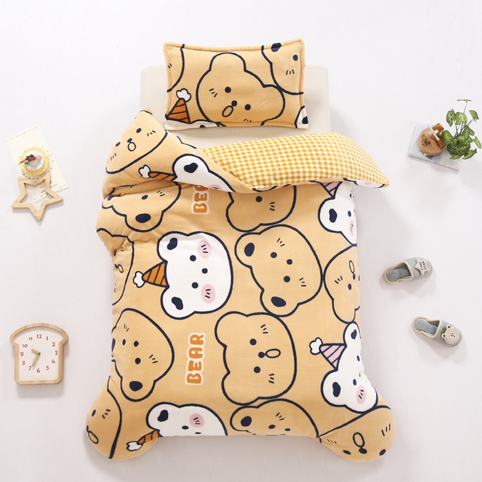 91家纺网 家纺一手货源 找家纺 吉咪兔 2025新款儿童卡通牛奶绒双面绒幼儿园被子三件套六件套保暖被褥被套 呆萌小熊-黄