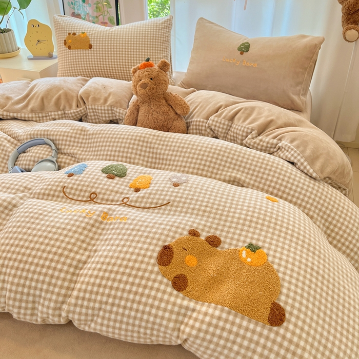 如一 2025新款卡通毛巾绣系列牛奶绒四件套第一批 卡皮柿子