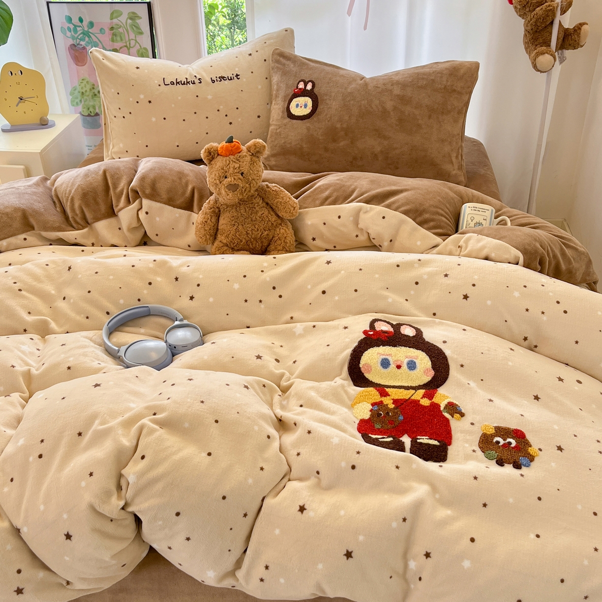 91家纺网 家纺一手货源 找家纺 如一 2025新款卡通毛巾绣系列牛奶绒四件套第一批 拉布饼干