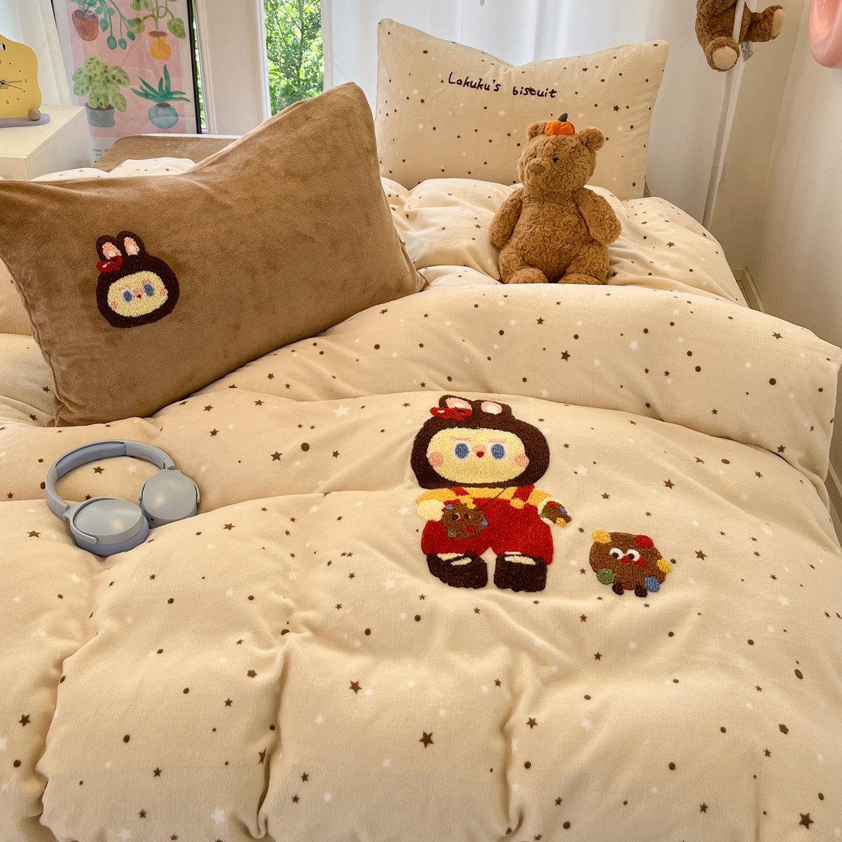 91家纺网 家纺一手货源 找家纺 如一 2025新款卡通毛巾绣系列牛奶绒四件套第一批 拉布饼干